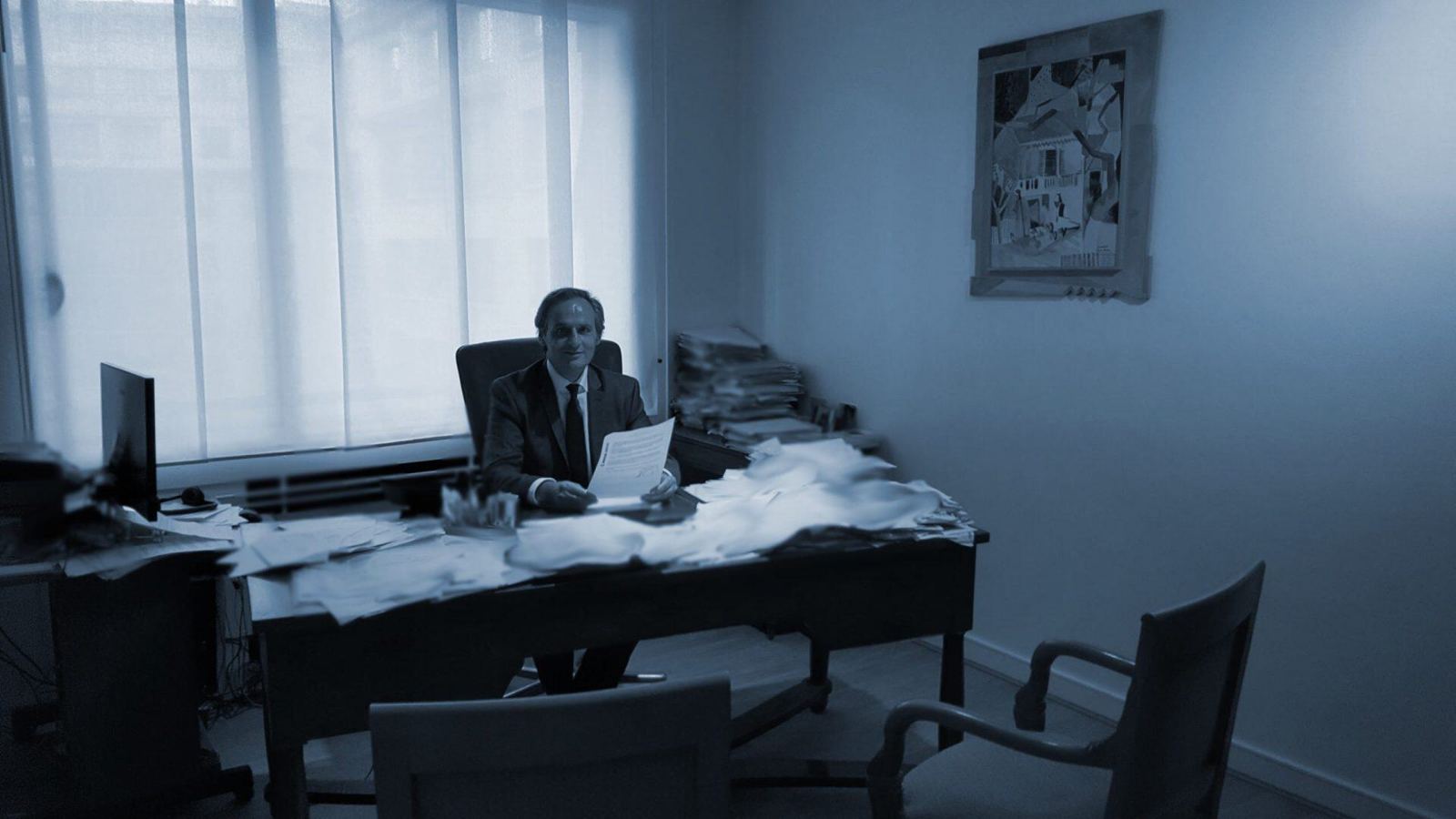 Maître Lachkar à son bureau